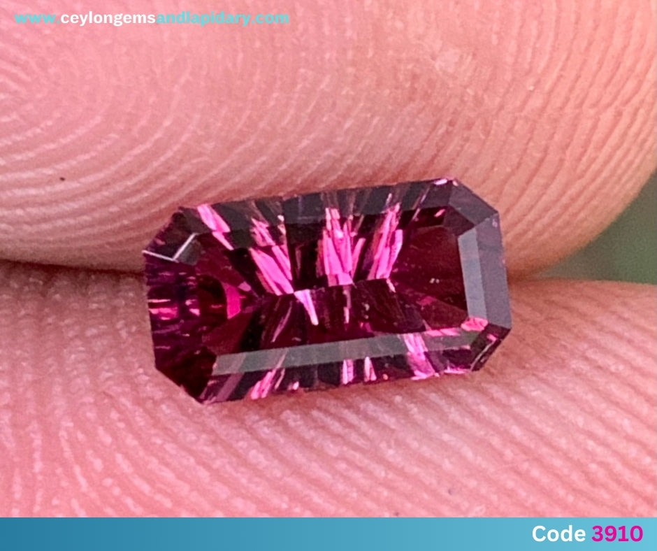 ✨ Red Garnet - Concave Fantasy Emerald Cut, 0.98 Ct 💎