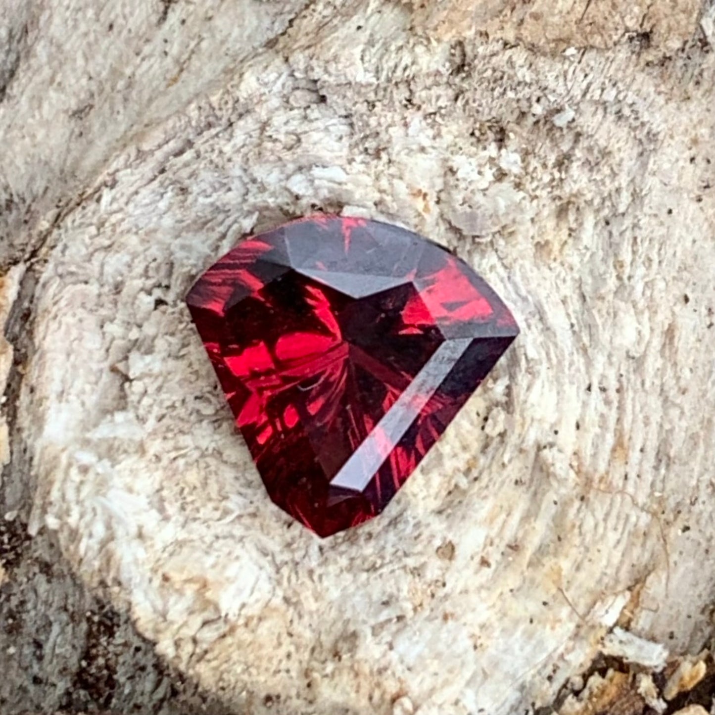 Red Garnet Fantasy / Concave Cut Fancy Shield 1.38 Ct Natural Loose Gemstone For Jewelry Making 💎✨