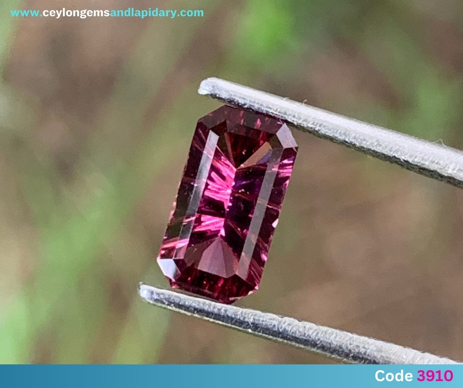 ✨ Red Garnet - Concave Fantasy Emerald Cut, 0.98 Ct 💎