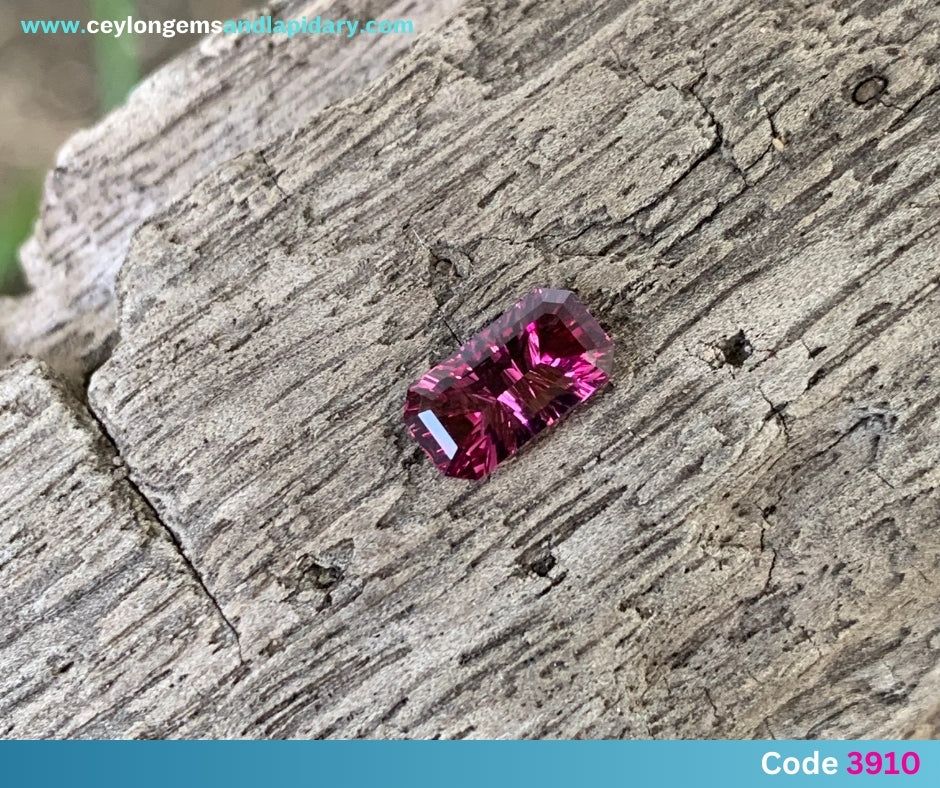 ✨ Red Garnet - Concave Fantasy Emerald Cut, 0.98 Ct 💎
