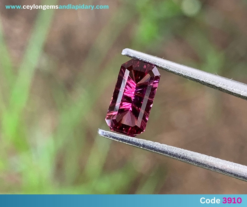 ✨ Red Garnet - Concave Fantasy Emerald Cut, 0.98 Ct 💎