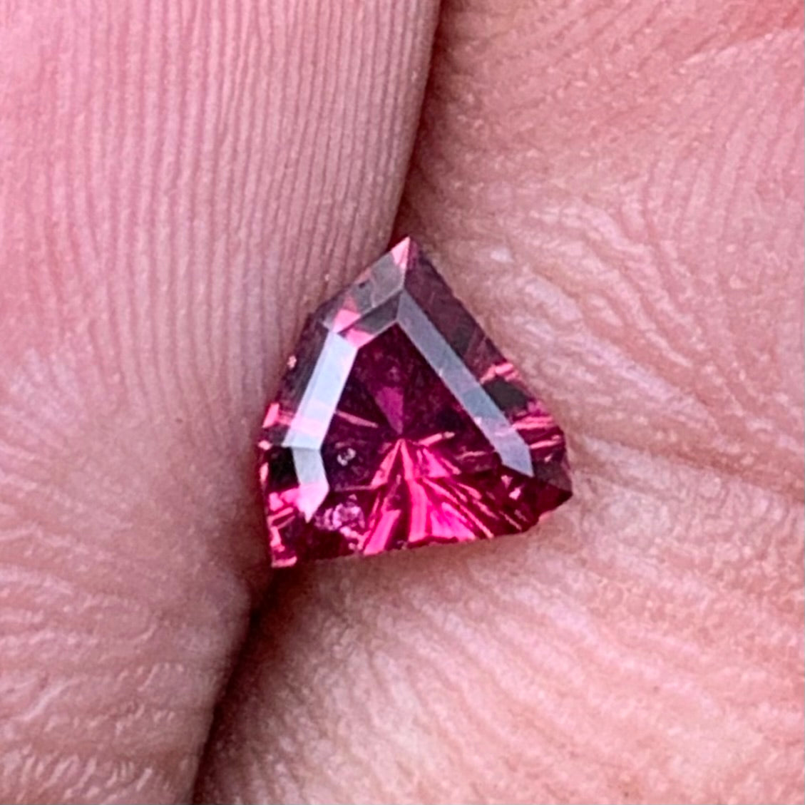 Red Garnet Fantasy / Concave Cut Fancy Shield 0.54 Ct Natural Loose Gemstone For Jewelry Making