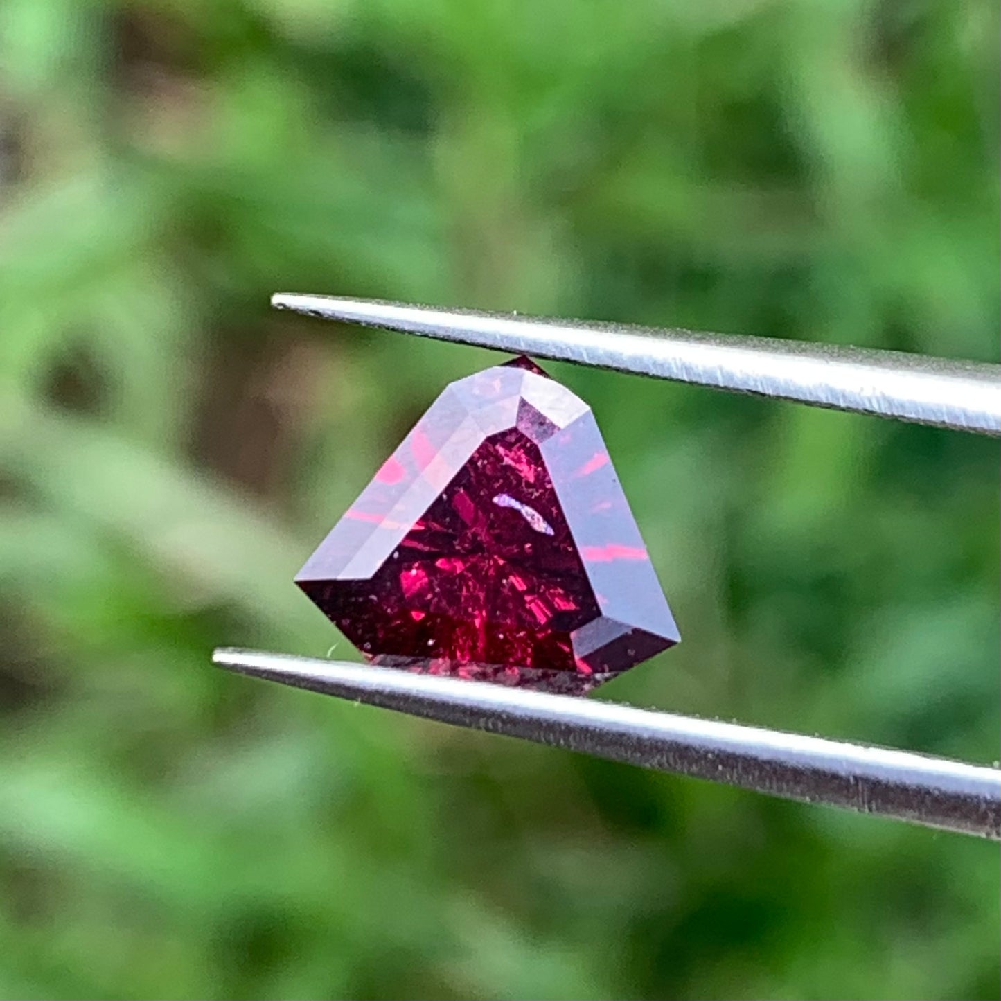 Red Garnet Fantasy / Concave Cut Fancy Shield 1.40 Ct Natural Loose Gemstone For Jewelry Making