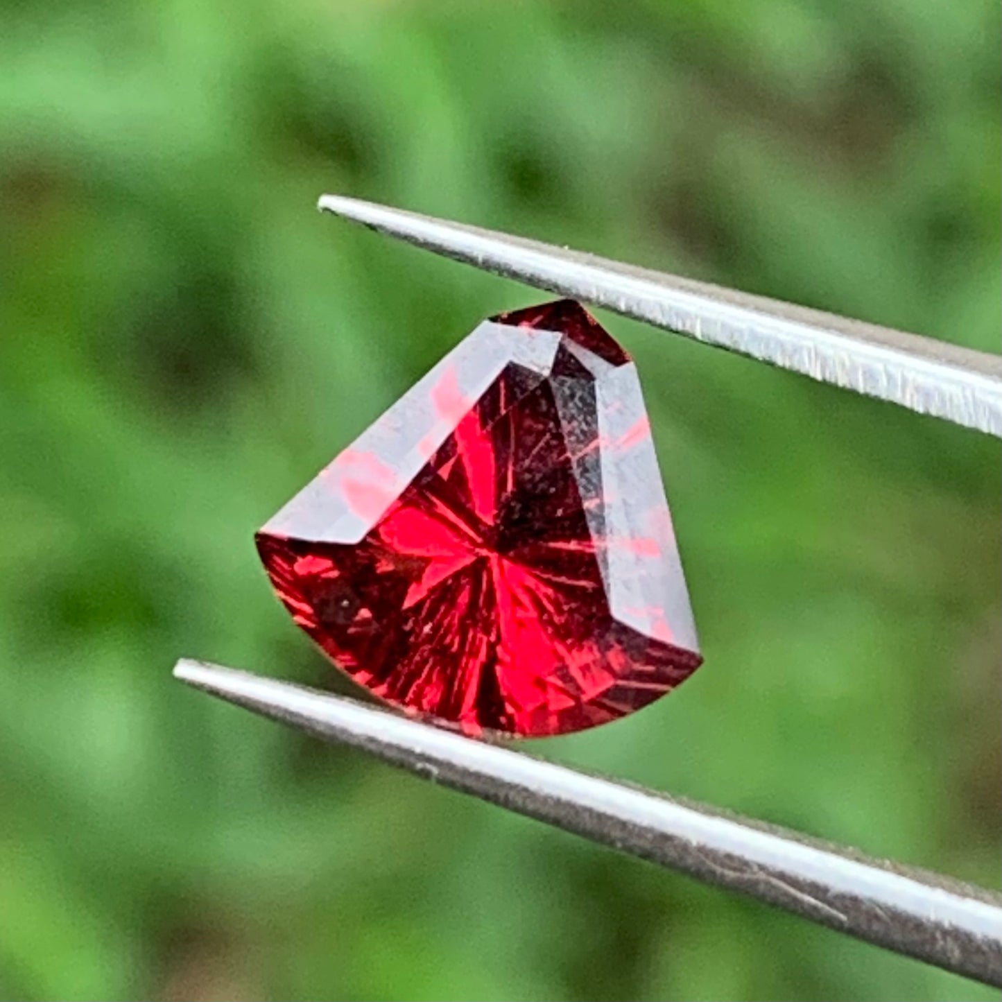 Red Garnet Fantasy / Concave Cut Fancy Shield 1.38 Ct Natural Loose Gemstone For Jewelry Making