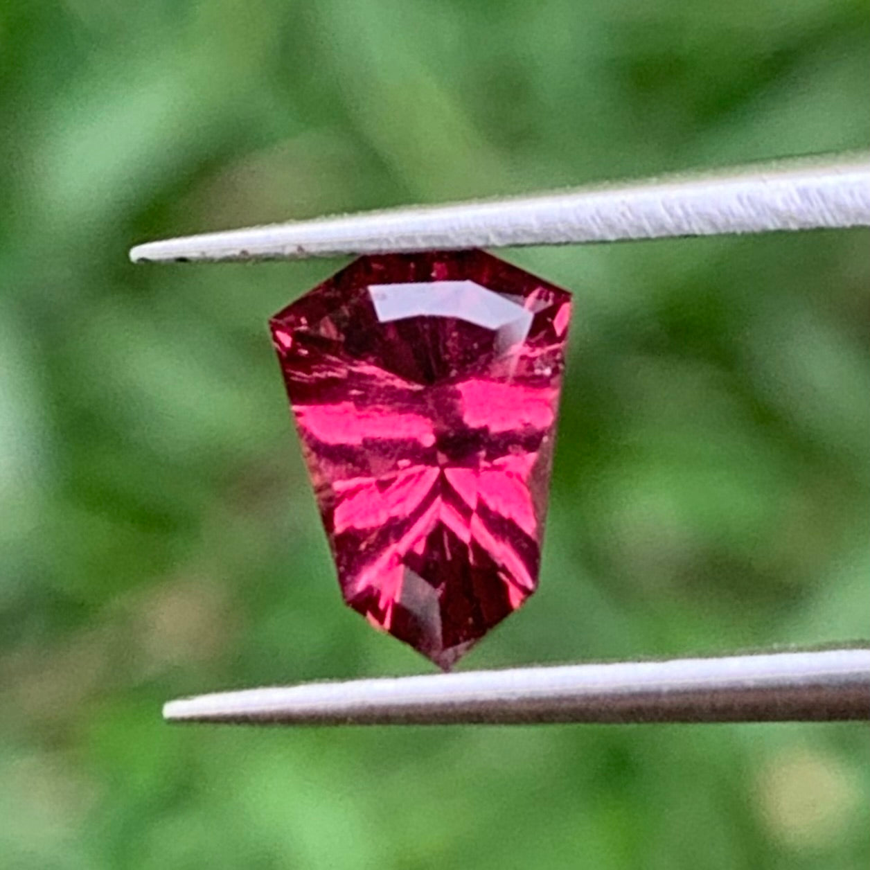 Red Garnet Fantasy / Concave Cut Fancy Shield 0.97 Ct Natural Loose Gemstone For Jewelry Making
