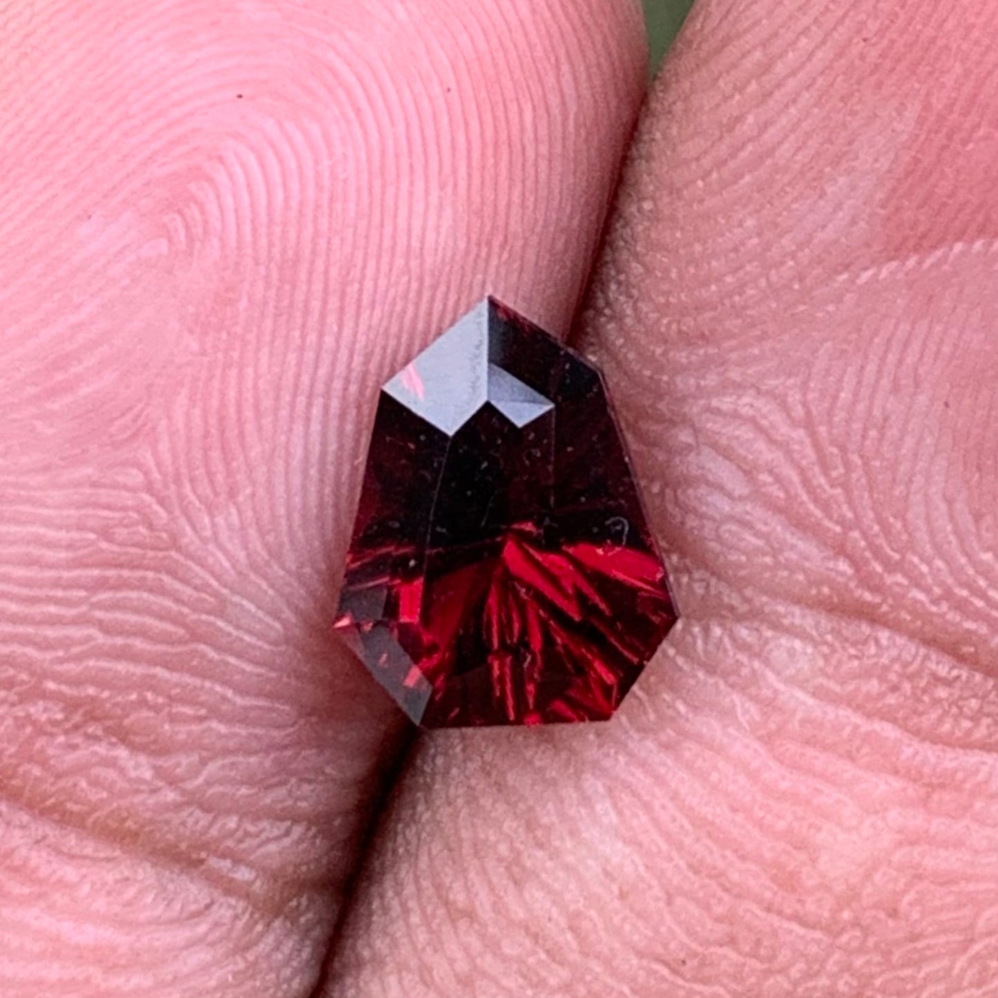Red Garnet Fantasy / Concave Cut Fancy Shield 1.79 Ct Natural Loose Gemstone For Jewelry Making