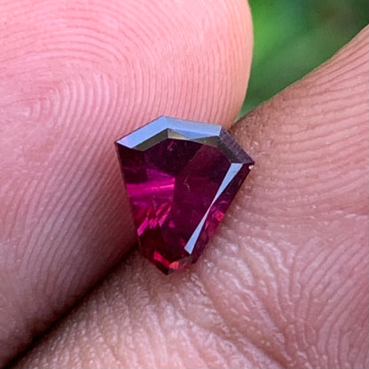Red Garnet Fantasy / Concave Cut Fancy Shield 0.83 Ct Natural Loose Gemstone For Jewelry Making