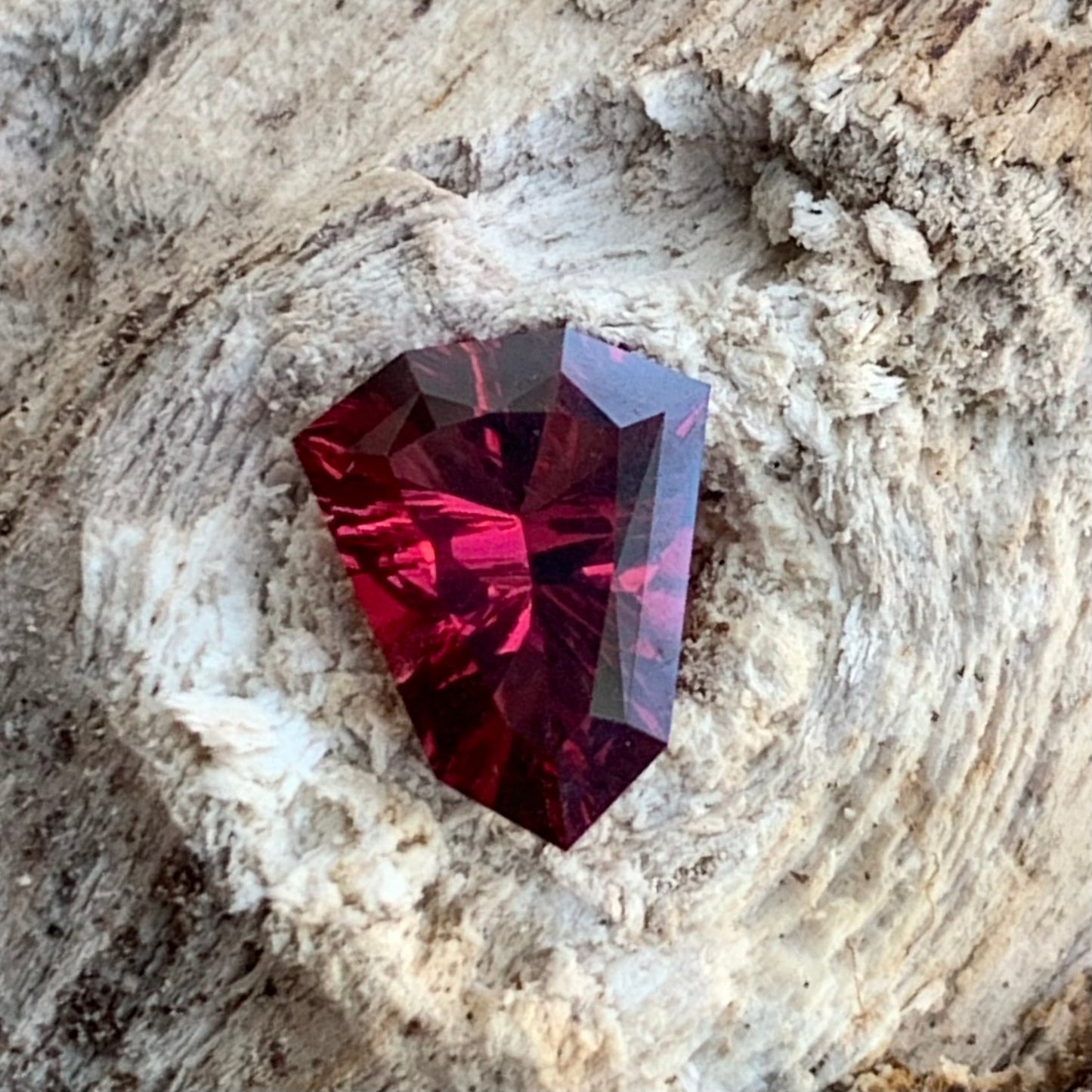 Red Garnet Fantasy / Concave Cut Fancy Shield 1.20 Ct Natural Loose Gemstone For Jewelry Making
