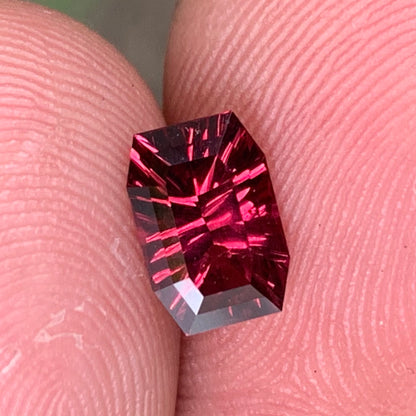 Red Garnet Fantasy / Concave Cut Modified Rectangular 1.40 Ct Natural Loose Gemstone For Jewelry Making