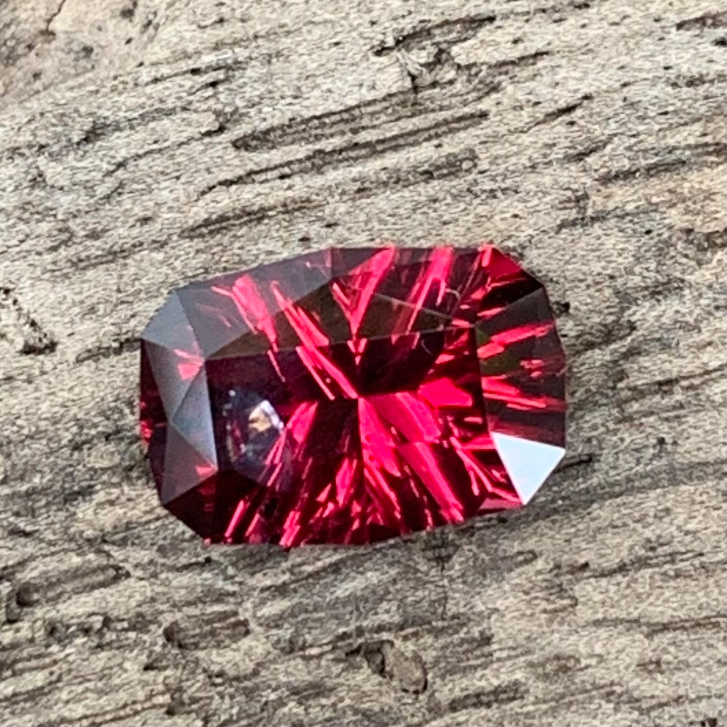 Red Garnet Fantasy / Concave Cut Modified Rectangular 1.53 Ct Natural Loose Gemstone For Jewelry Making