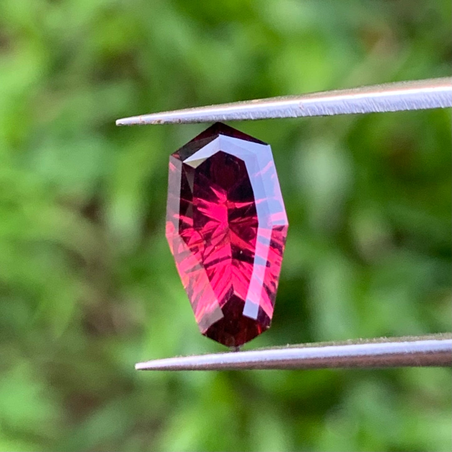 Red Garnet Fantasy / Concave Cut Modified Shield 2 Ct Natural Loose Gemstone For Jewelry Making