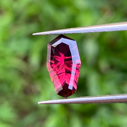 Red Garnet Fantasy / Concave Cut Modified Shield 2 Ct Natural Loose Gemstone For Jewelry Making