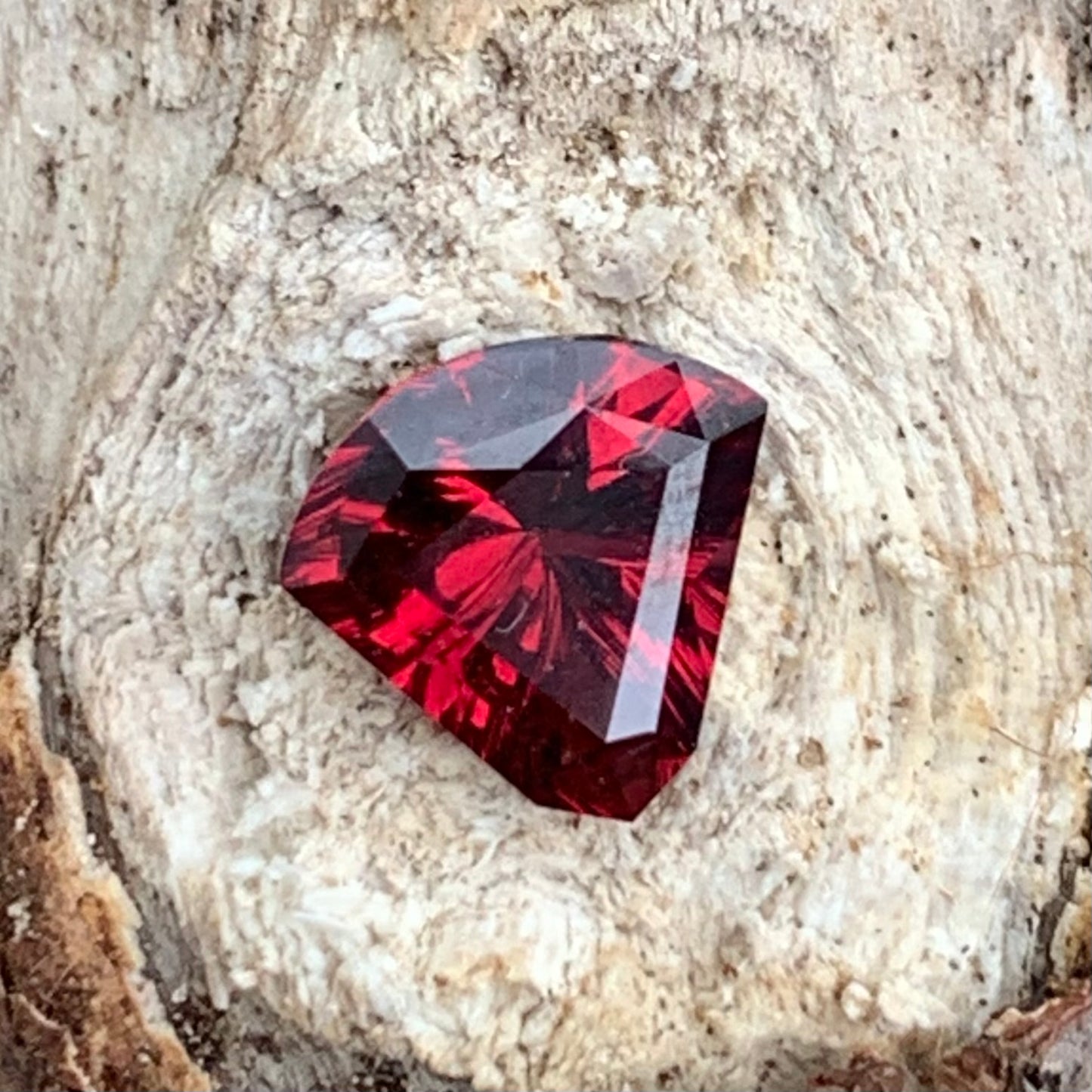 Red Garnet Fantasy / Concave Cut Fancy Shield 1.38 Ct Natural Loose Gemstone For Jewelry Making