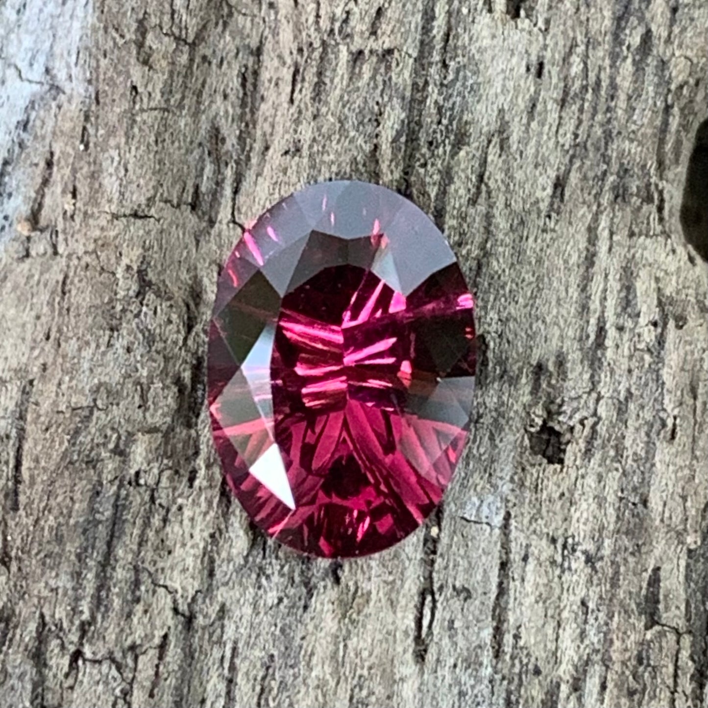 Red Garnet Fantasy Cut / Concave Cut Oval 1.75 Ct Natural Loose Gemstone For Jewelry Making