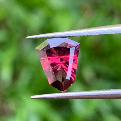 Red Garnet Fantasy / Concave Cut Fancy Shield 1.20 Ct Natural Loose Gemstone For Jewelry Making