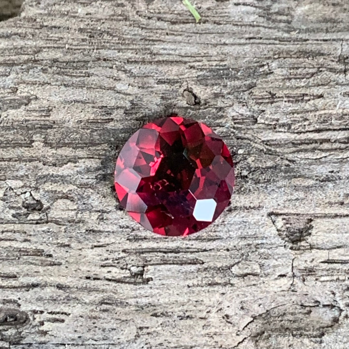 Garnet Round 7.6 mm / 1.75 Ct Fancy Football Cut Loose Gemstone For Contemporary Jewelry