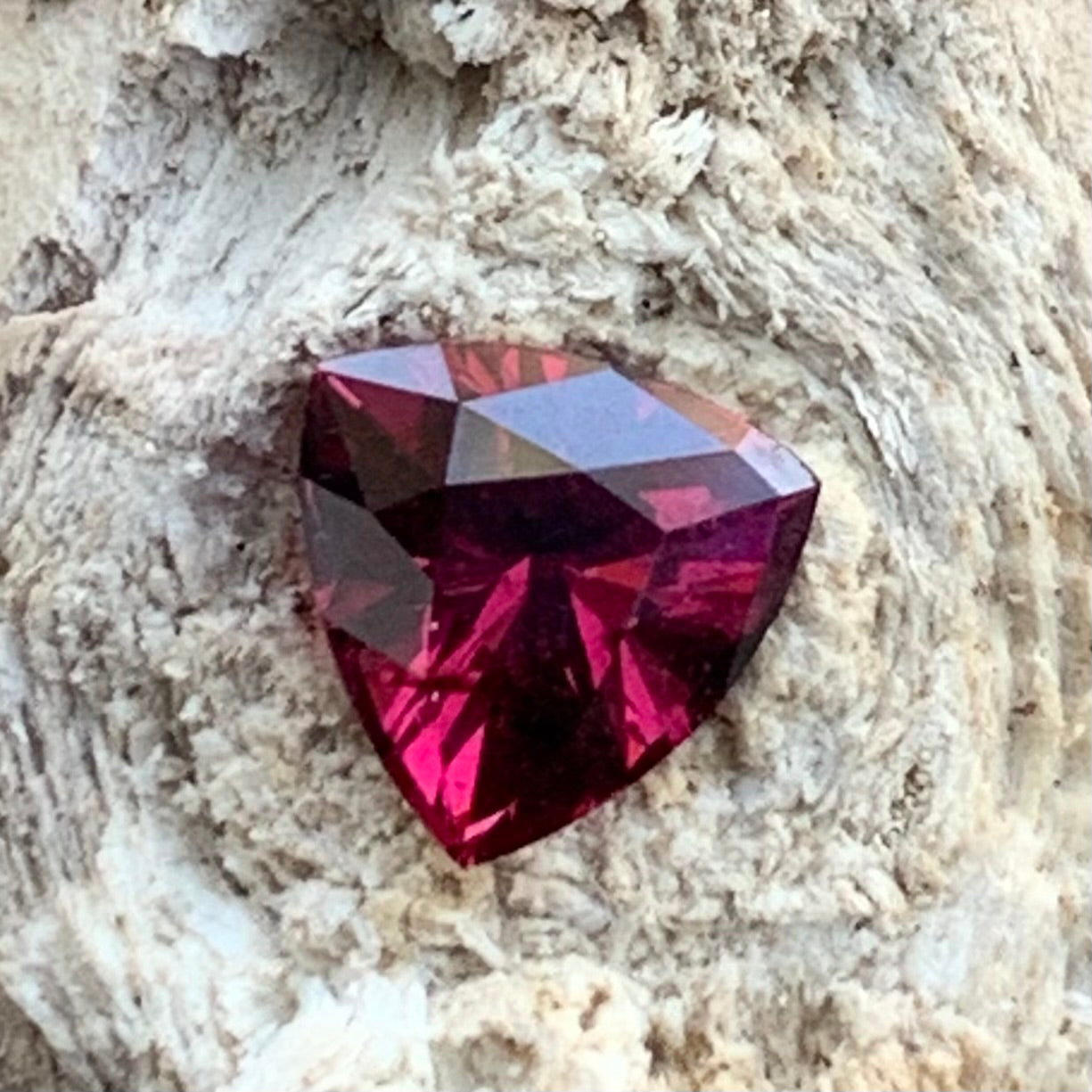 Red Garnet Fantasy / Concave Cut Trillion 1.05 Ct Natural Loose Gemstone For Jewelry Making