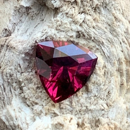 Red Garnet Fantasy / Concave Cut Trillion 1.05 Ct Natural Loose Gemstone For Jewelry Making