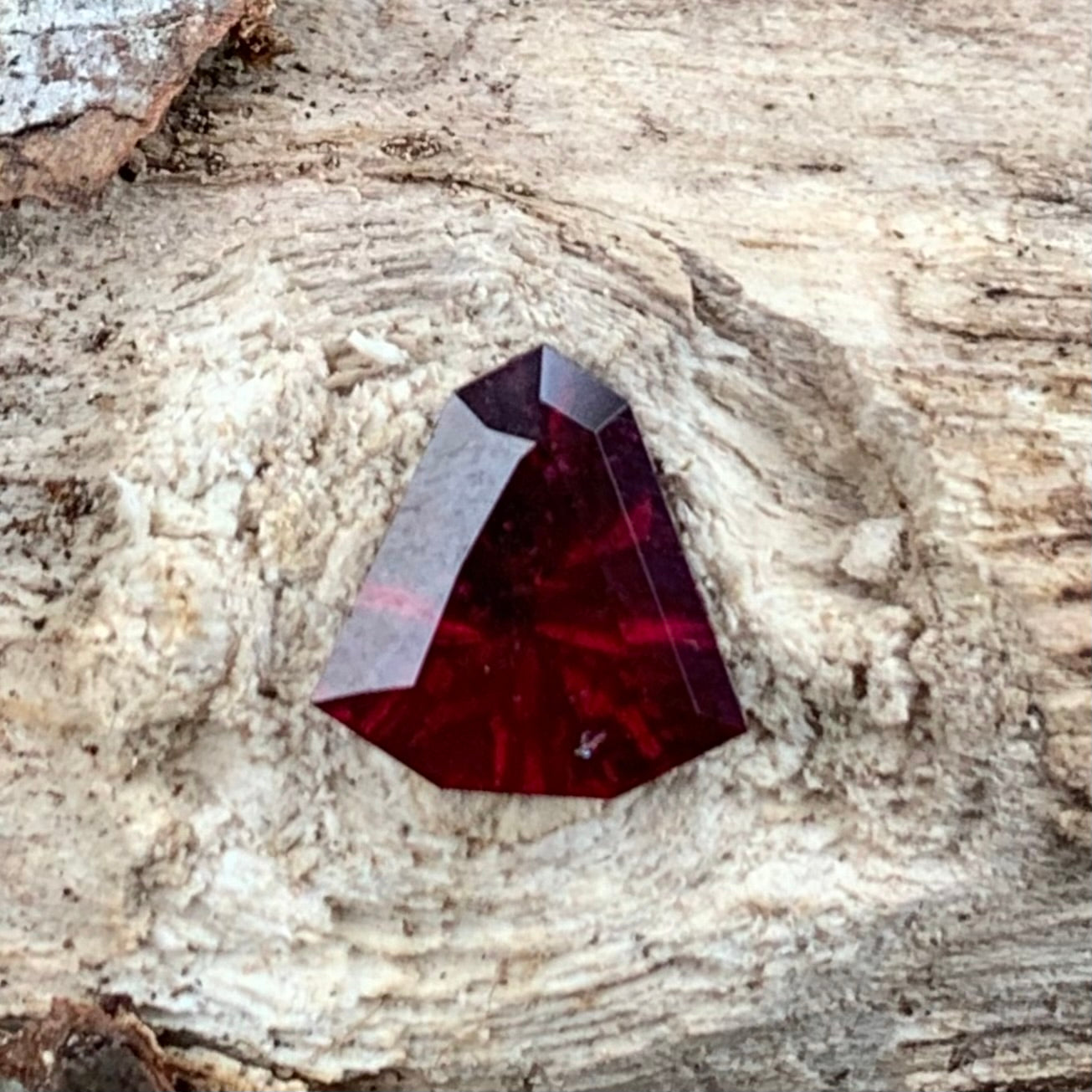 Red Garnet Fantasy / Concave Cut Fancy Shield 1.60 Ct Natural Loose Gemstone For Jewelry Making