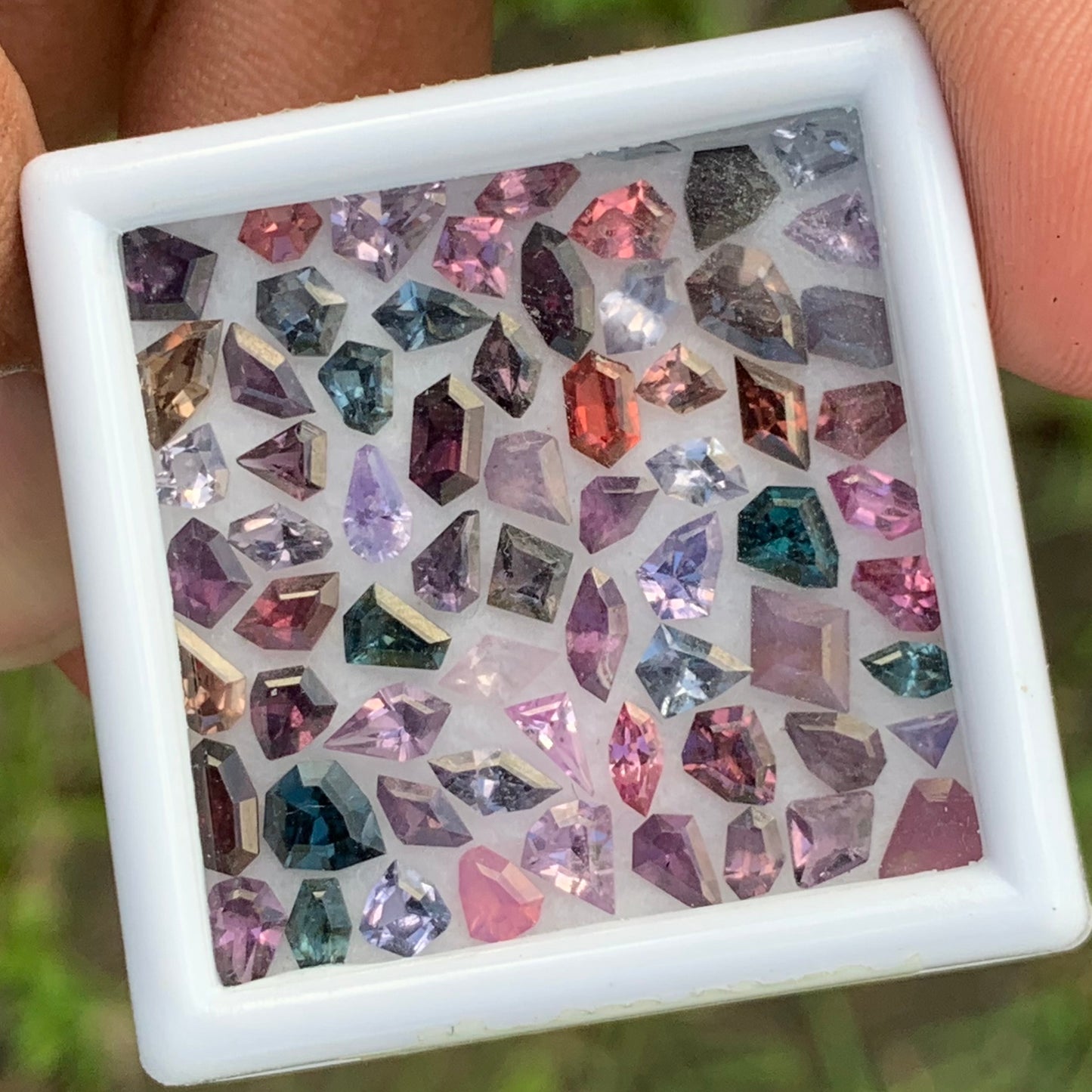 Spinel Geometric Shape Stones Parcel At Wholesale Price 13.13 Ct / 66 Stones