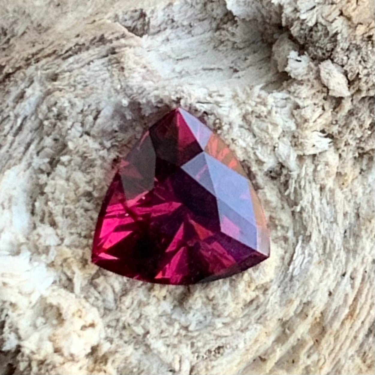 Red Garnet Fantasy / Concave Cut Trillion 1.05 Ct Natural Loose Gemstone For Jewelry Making
