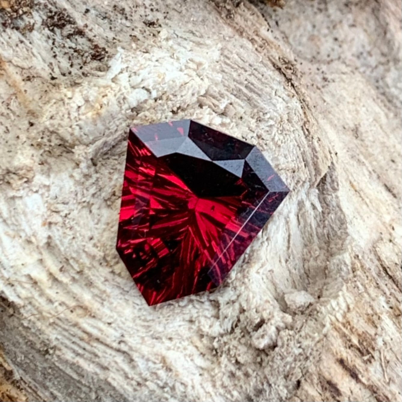 Red Garnet Fantasy / Concave Cut Fancy Shield 1.80 Ct Natural Loose Gemstone For Jewelry Making