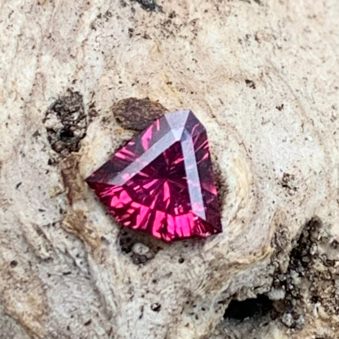 Red Garnet Fantasy / Concave Cut Fancy Shield 0.54 Ct Natural Loose Gemstone For Jewelry Making