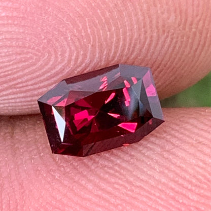 Red Garnet Elongated Octagon 7.7 mm / 1.41 Ct Natural Loose Gemstone For Jewelry Making