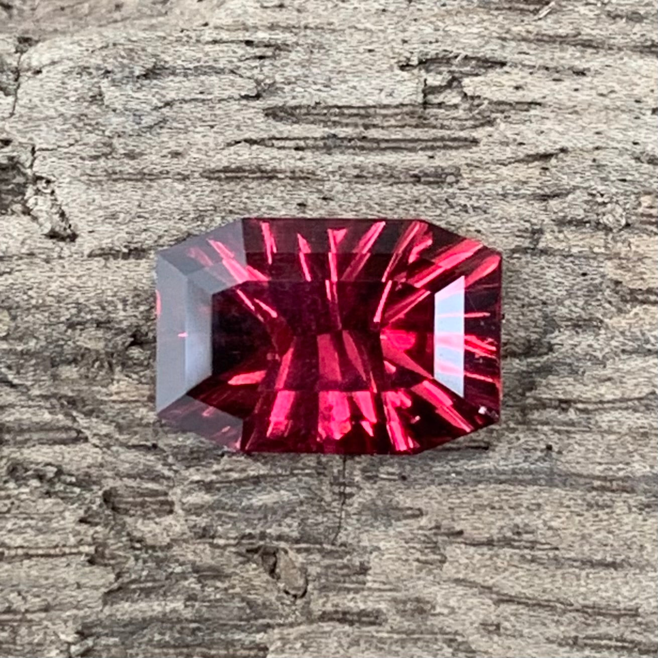 Red Garnet Fantasy / Concave Cut Modified Rectangular 1.40 Ct Natural Loose Gemstone For Jewelry Making