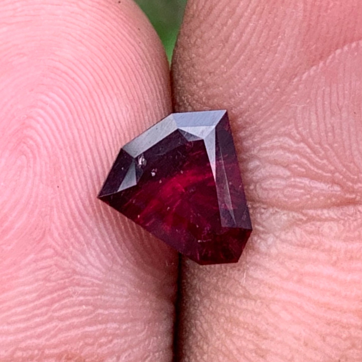 Red Garnet Fantasy / Concave Cut Fancy Shield 1.60 Ct Natural Loose Gemstone For Jewelry Making