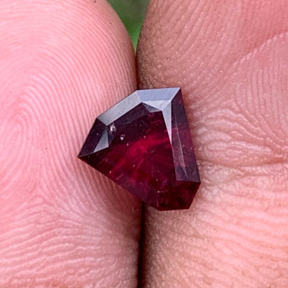 Red Garnet Fantasy / Concave Cut Fancy Shield 1.60 Ct Natural Loose Gemstone For Jewelry Making
