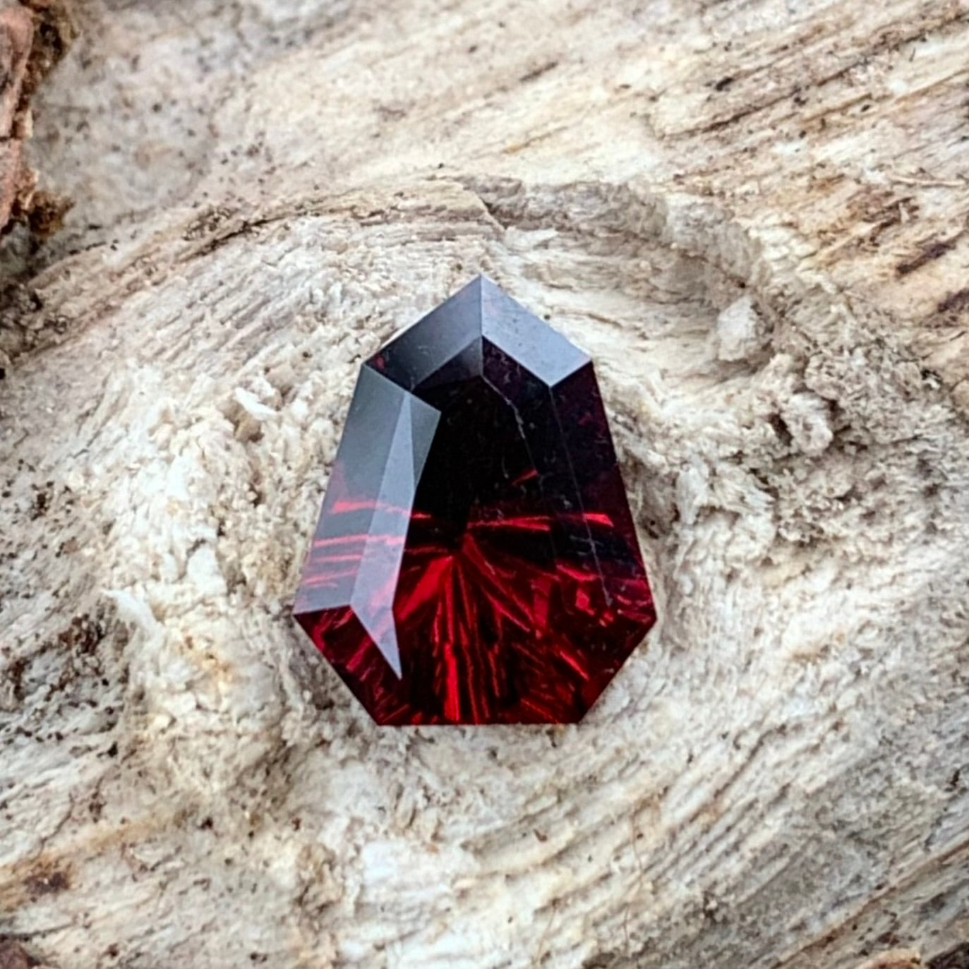 Red Garnet Fantasy / Concave Cut Fancy Shield 1.79 Ct Natural Loose Gemstone For Jewelry Making