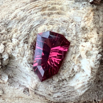Red Garnet Fantasy / Concave Cut Fancy Shield 0.82 Ct Natural Loose Gemstone For Jewelry Making