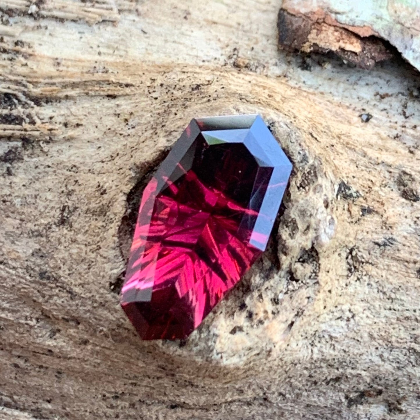 Red Garnet Fantasy / Concave Cut Modified Shield 2 Ct Natural Loose Gemstone For Jewelry Making