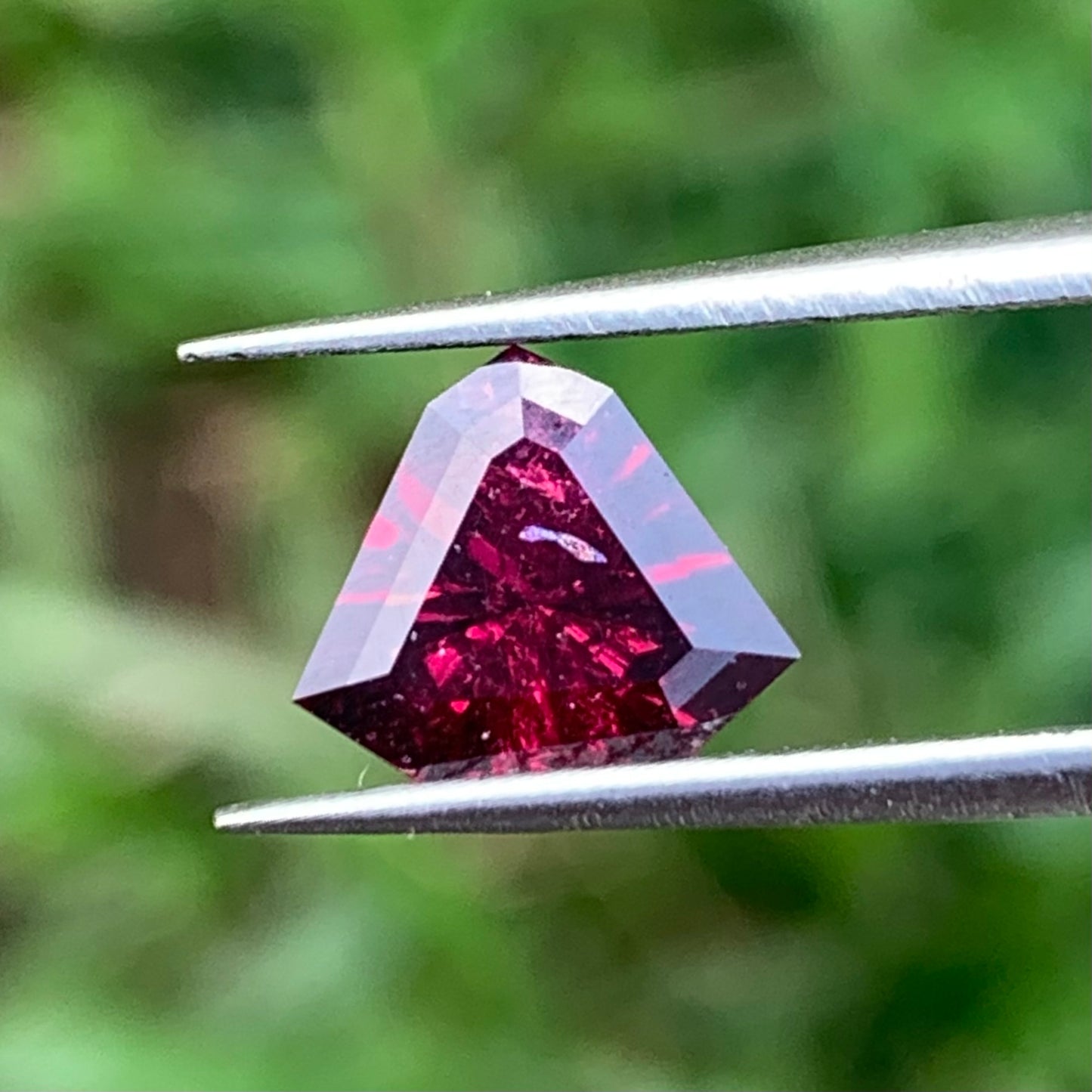 Red Garnet Fantasy / Concave Cut Fancy Shield 1.40 Ct Natural Loose Gemstone For Jewelry Making