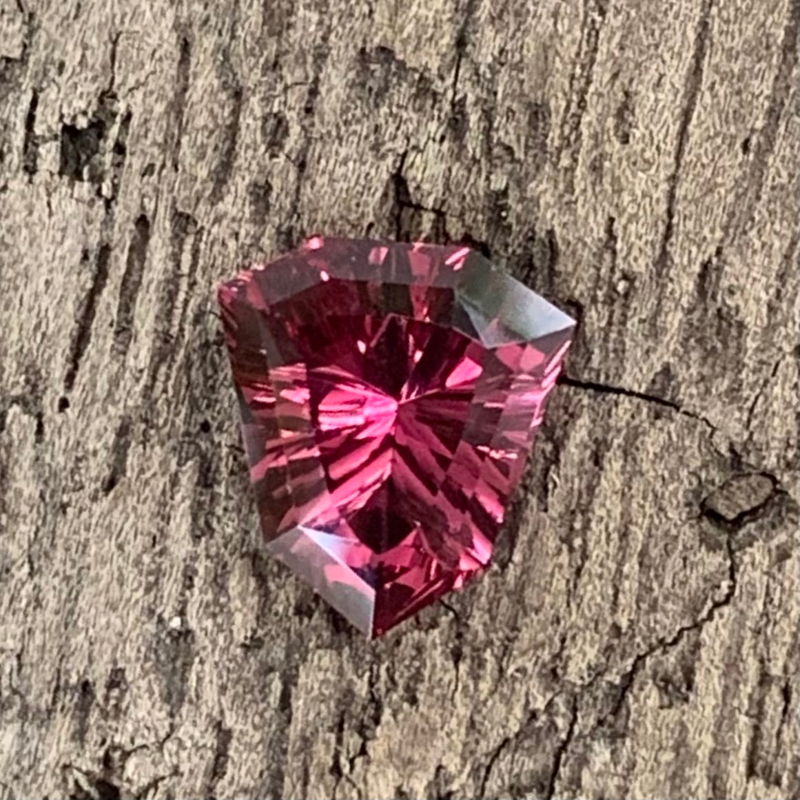 Red Garnet Fantasy Cut / Concave Cut Geometric Shape Shield 0.68 Ct Natural Loose Gemstone For Jewelry Making