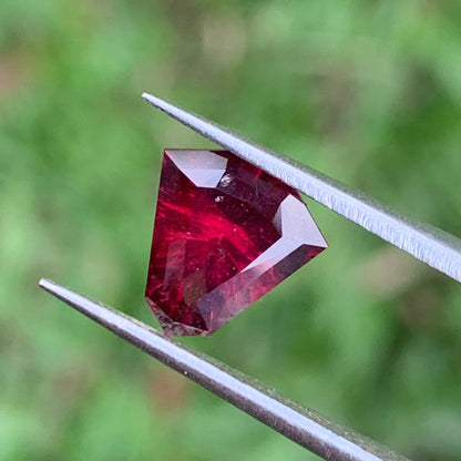 Red Garnet Fantasy / Concave Cut Fancy Shield 1.60 Ct Natural Loose Gemstone For Jewelry Making