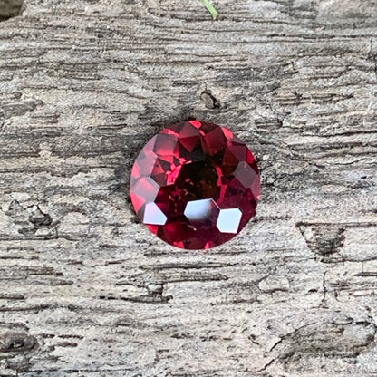 Garnet Round 7.6 mm / 1.75 Ct Fancy Football Cut Loose Gemstone For Contemporary Jewelry