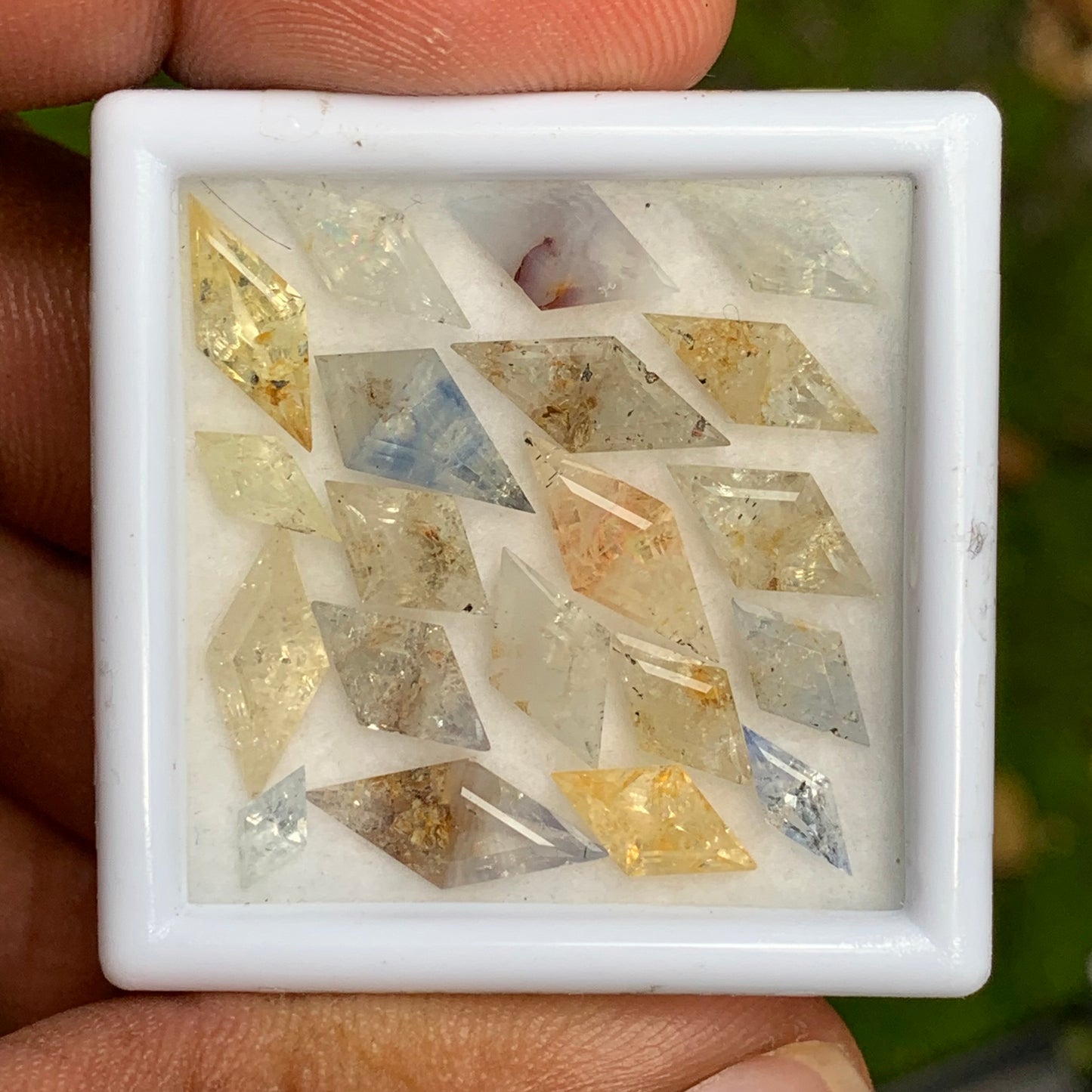 Unheated Sapphire Kites / Lozenges parcel of 21.55 Ct / 20 Natural Loose Gemstones from Sri Lanka