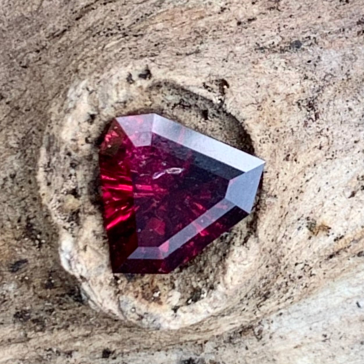 Red Garnet Fantasy / Concave Cut Fancy Shield 1.40 Ct Natural Loose Gemstone For Jewelry Making