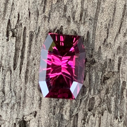 Red Garnet Fantasy / Concave Cut Modified Rectangular 1.07 Ct Natural Loose Gemstone For Jewelry Making