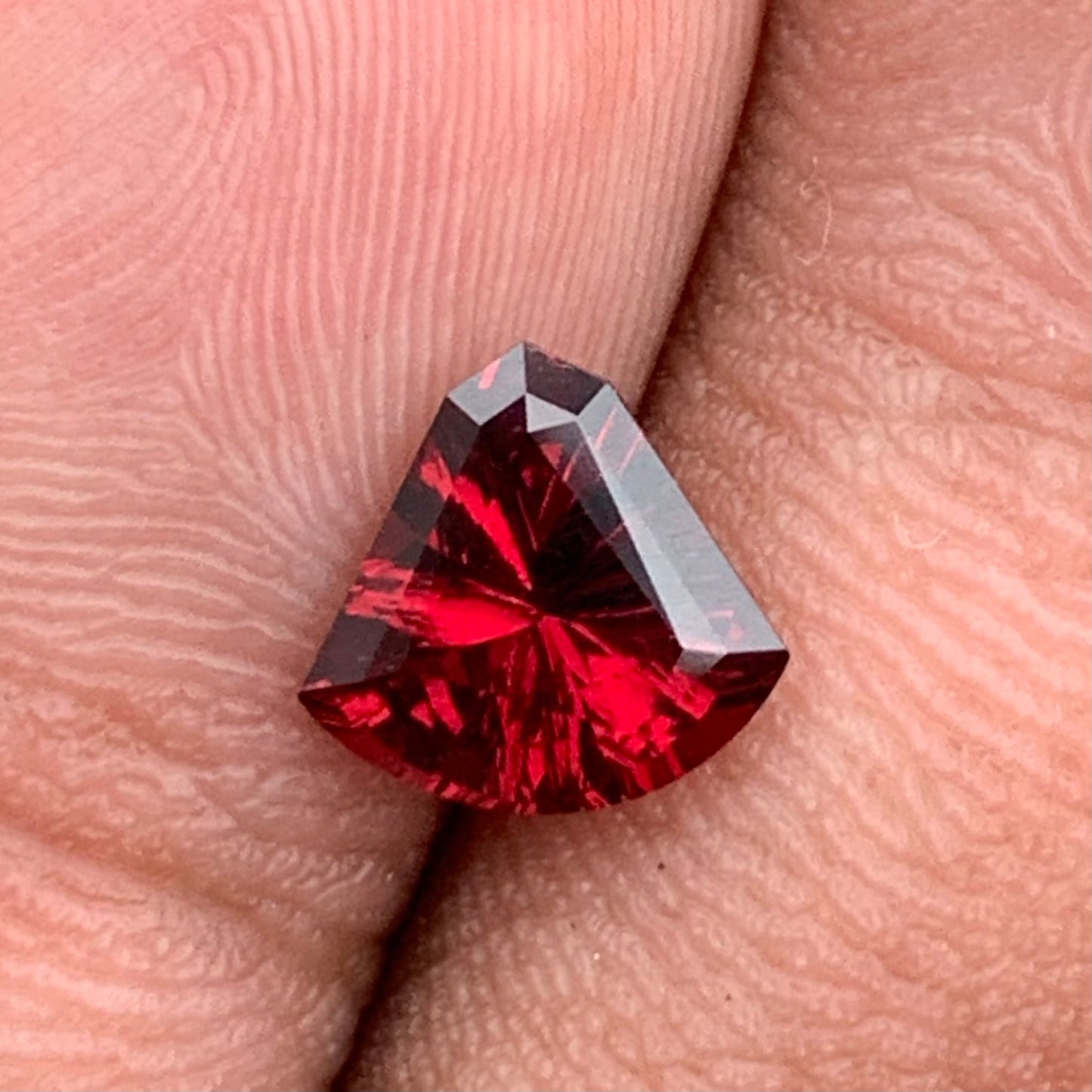 Red Garnet Fantasy / Concave Cut Fancy Shield 1.38 Ct Natural Loose Gemstone For Jewelry Making