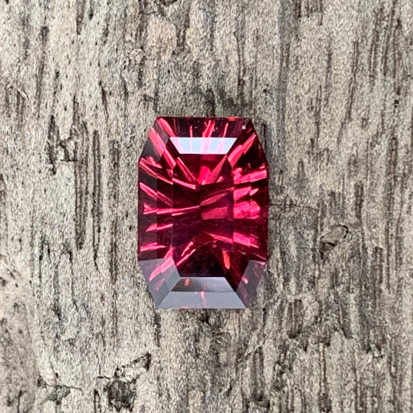Red Garnet Fantasy / Concave Cut Modified Rectangular 1.40 Ct Natural Loose Gemstone For Jewelry Making