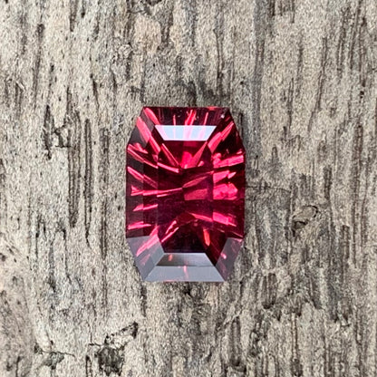 Red Garnet Fantasy / Concave Cut Modified Rectangular 1.40 Ct Natural Loose Gemstone For Jewelry Making