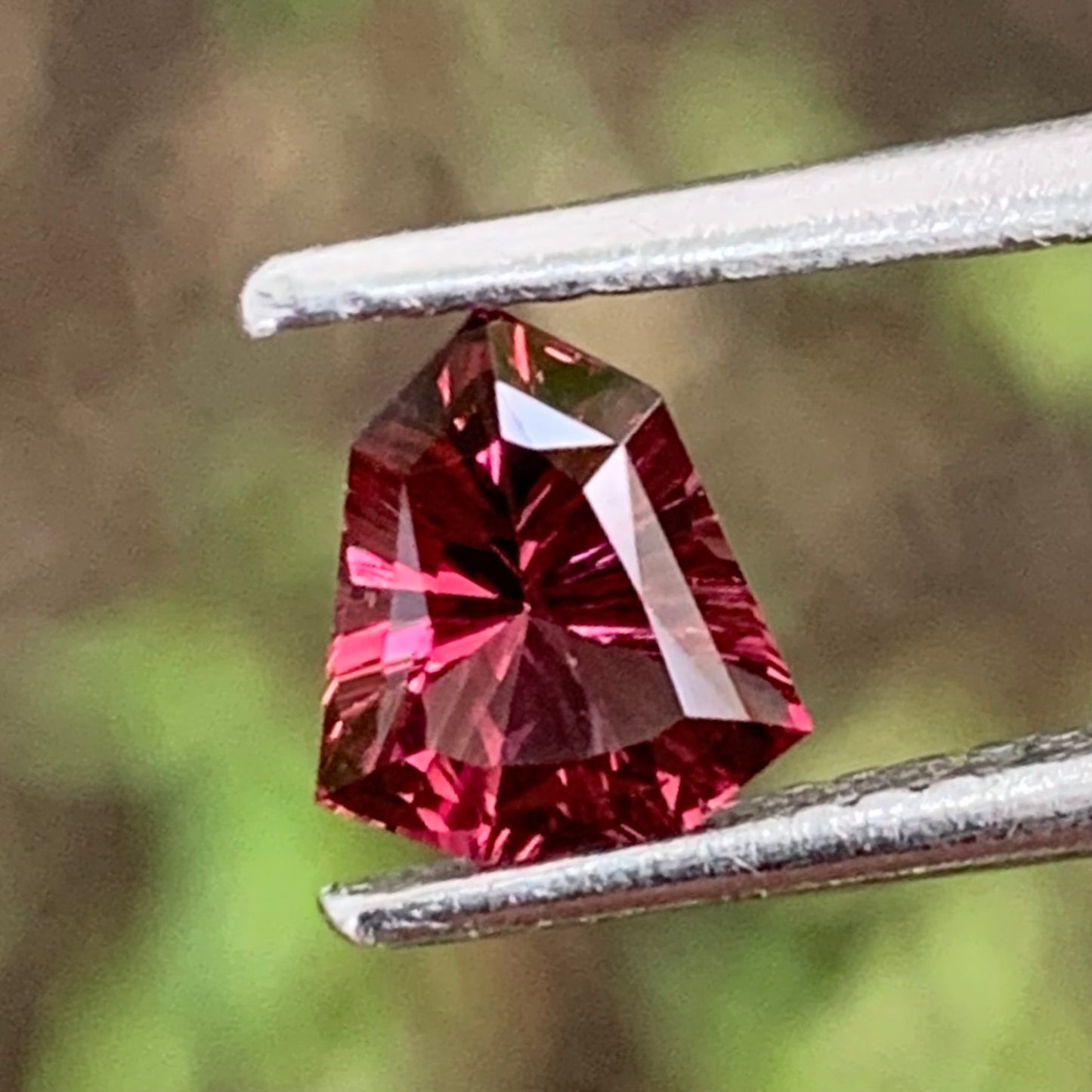 Red Garnet Fantasy Cut / Concave Cut Geometric Shape Shield 0.68 Ct Natural Loose Gemstone For Jewelry Making