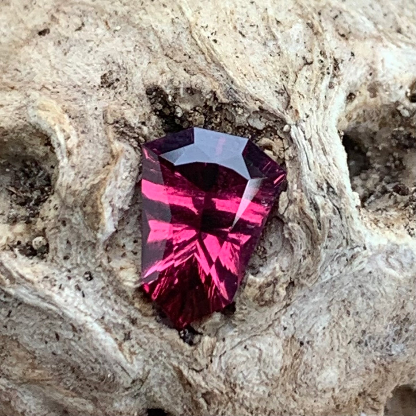 Red Garnet Fantasy / Concave Cut Fancy Shield 0.97 Ct Natural Loose Gemstone For Jewelry Making