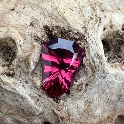 Red Garnet Fantasy / Concave Cut Fancy Shield 0.97 Ct Natural Loose Gemstone For Jewelry Making