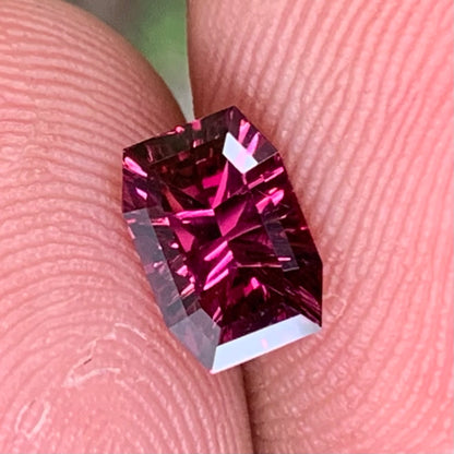 Red Garnet Fantasy / Concave Cut Modified Rectangular 1.07 Ct Natural Loose Gemstone For Jewelry Making