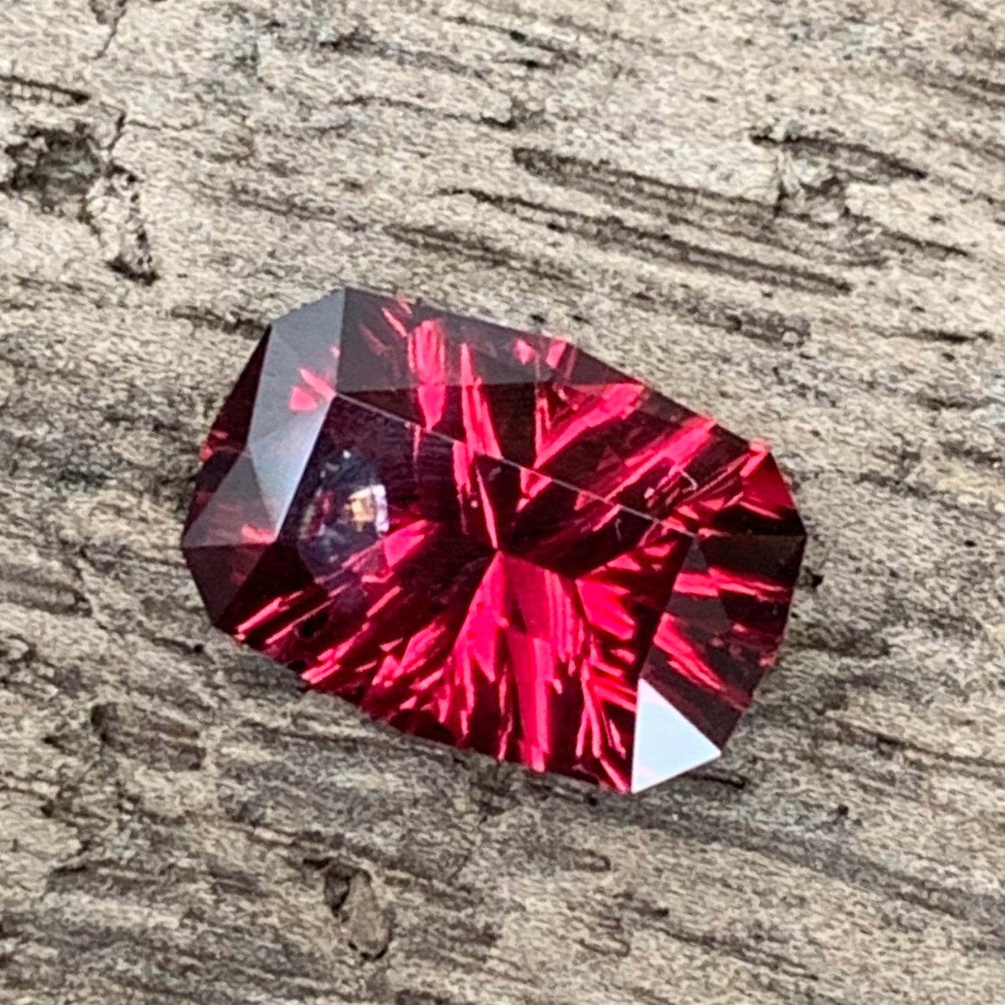 Red Garnet Fantasy / Concave Cut Modified Rectangular 1.53 Ct Natural Loose Gemstone For Jewelry Making