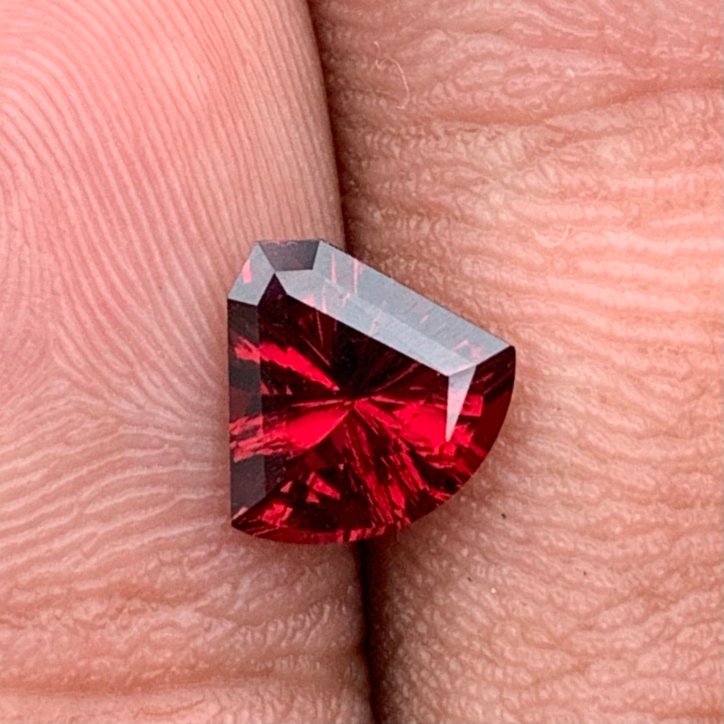 Red Garnet Fantasy / Concave Cut Fancy Shield 1.38 Ct Natural Loose Gemstone For Jewelry Making